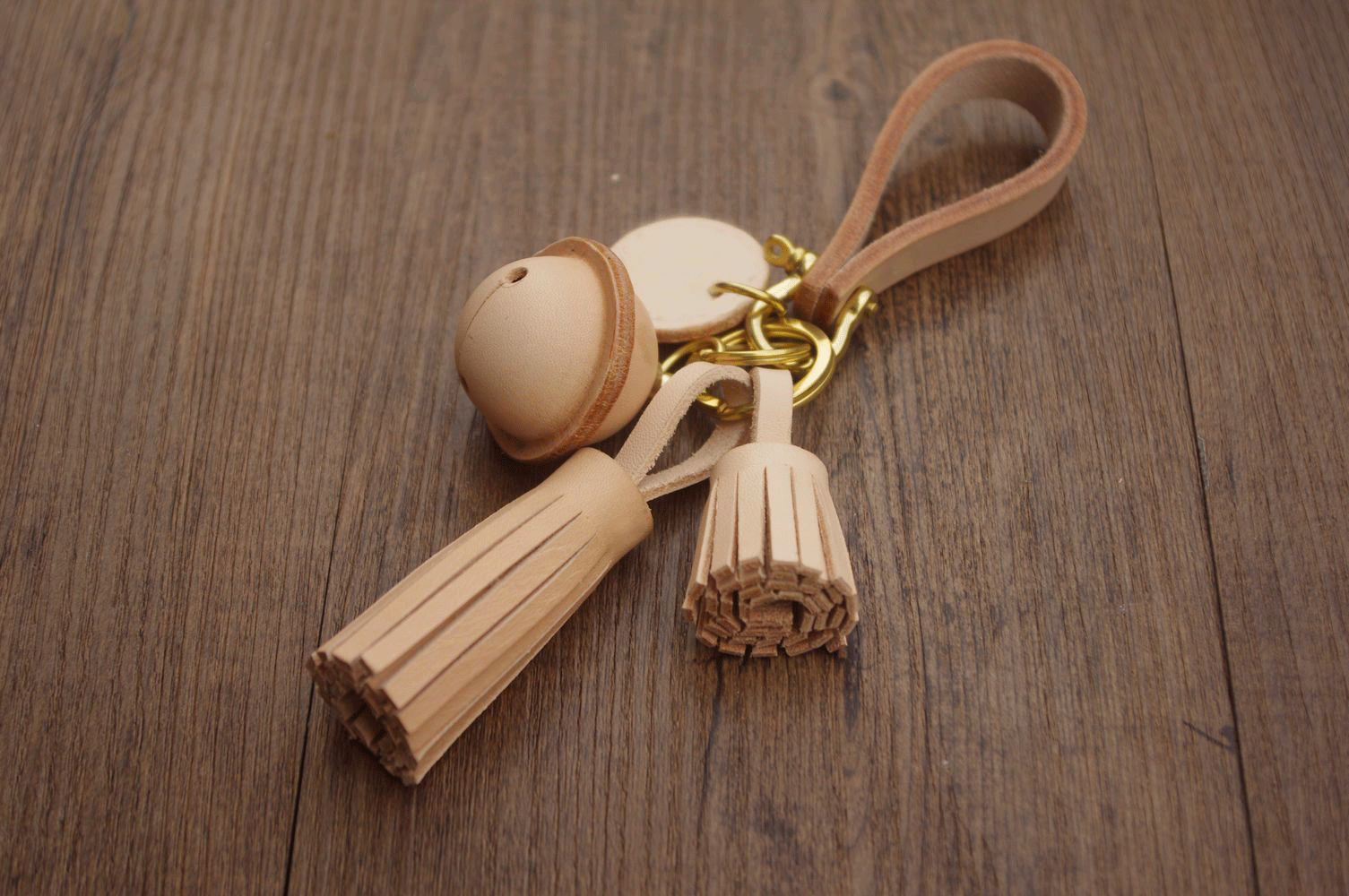 Beige Handmade Mens Leather Keyholders With Bell Tassel KeyChains Key Holders KeyRing for Men